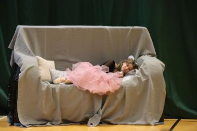 Uczennica występująca w przedstawieniu