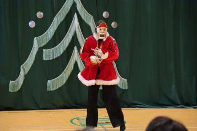 Uczennica występująca w przedstawieniu