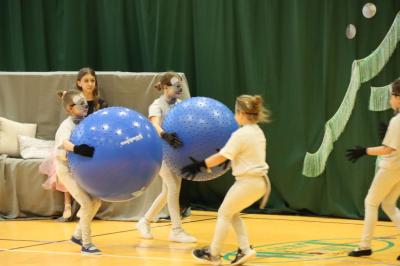 Uczennice występujące w przedstawieniu