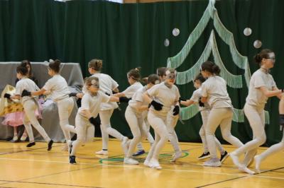 Uczennice występujące w przedstawieniu