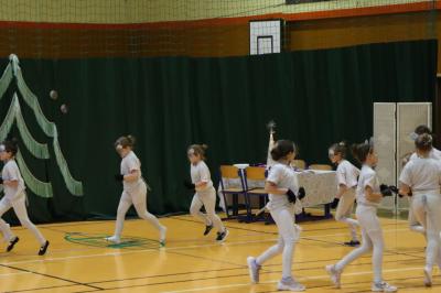 Uczennice występujące w przedstawieniu