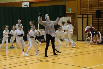 Uczennice występujące w przedstawieniu