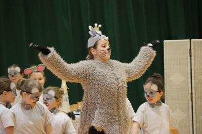 Uczennice występujące w przedstawieniu