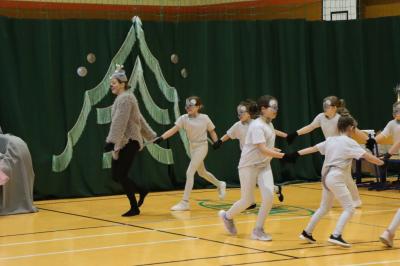 Uczennice występujące w przedstawieniu