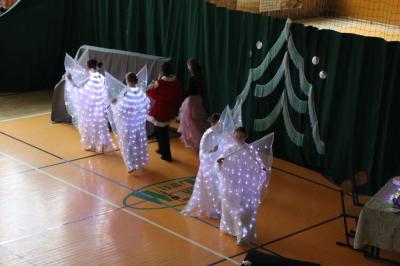 Uczennice występujące w przedstawieniu