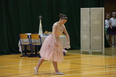 Uczennica występująca w przedstawieniu