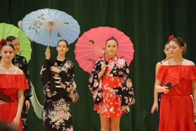 Uczennice występujące w przedstawieniu