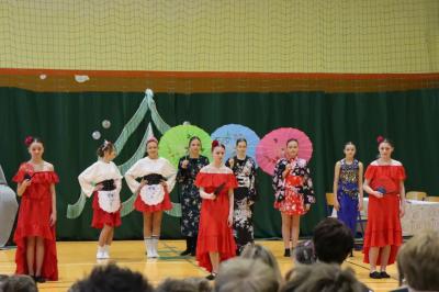 Uczennice występujące w przedstawieniu