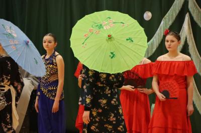 Uczennice występujące w przedstawieniu