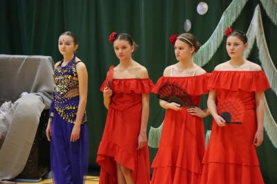 Uczennice występujące w przedstawieniu