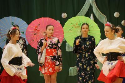 Uczennice występujące w przedstawieniu