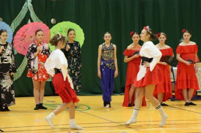 Uczennice występujące w przedstawieniu