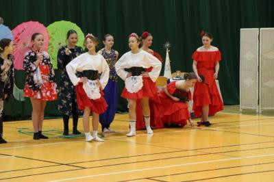 Uczennice występujące w przedstawieniu