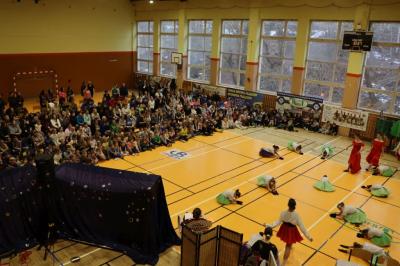 Uczennice występujące w przedstawieniu