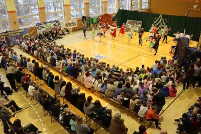 Uczennice występujące w przedstawieniu