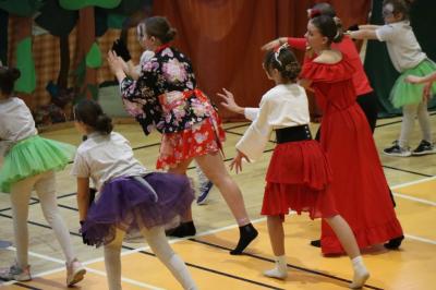 Uczennice występujące w przedstawieniu