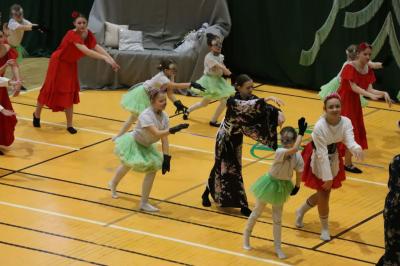 Uczennice występujące w przedstawieniu