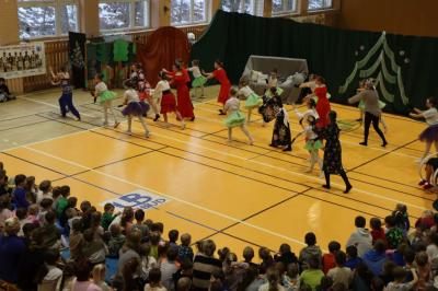 Uczennice występujące w przedstawieniu