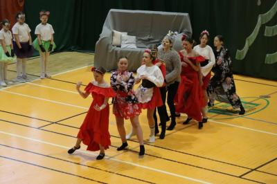 Uczennice występujące w przedstawieniu