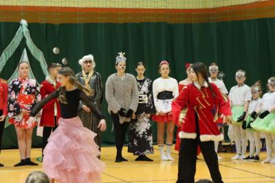 Uczennice występujące w przedstawieniu