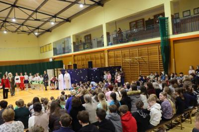 Uczennice występujące w przedstawieniu