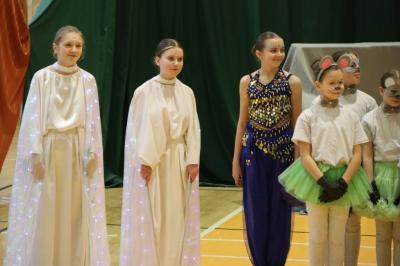 Uczennice występujące w przedstawieniu