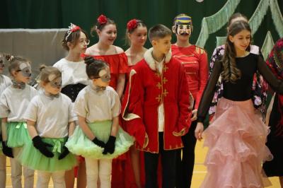 Uczennice występujące w przedstawieniu