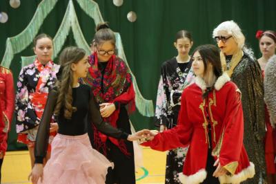 Uczennice występujące w przedstawieniu