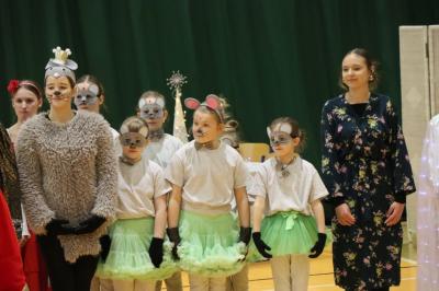 Uczennice występujące w przedstawieniu