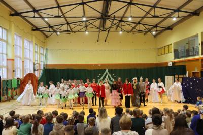 Uczennice występujące w przedstawieniu