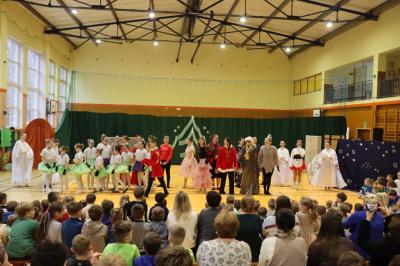 Uczennice występujące w przedstawieniu