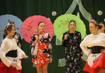 Uczennice występujące w przedstawieniu