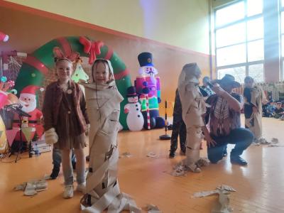 Konkurs - na strój z zastosowaniem papieru toaletowego.