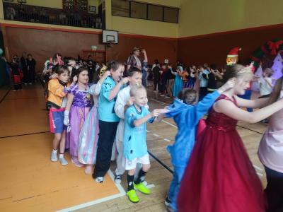 Zabawa dzieci przy muzyce