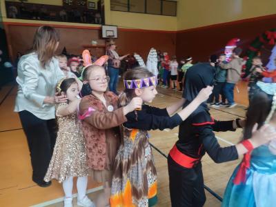 Zabawa dzieci przy muzyce