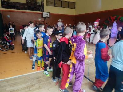 Zabawa dzieci przy muzyce