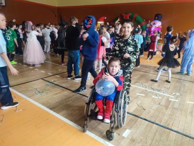 Zabawa dzieci przy muzyce