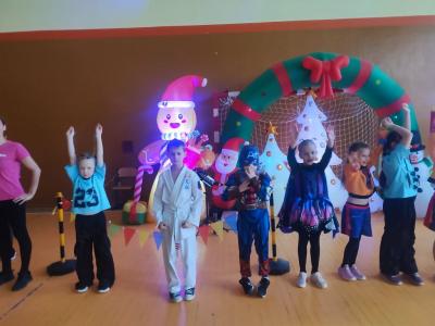 Zabawa dzieci przy muzyce