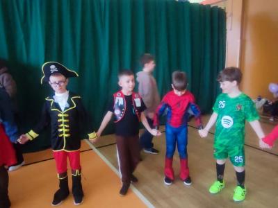 Zabawa dzieci przy muzyce