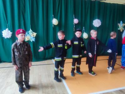 Zabawa dzieci przy muzyce