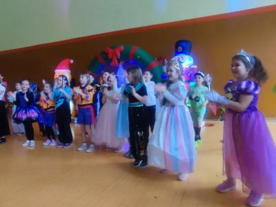 Zabawa dzieci przy muzyce