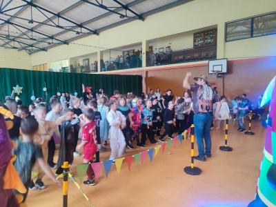 Zabawa dzieci przy muzyce