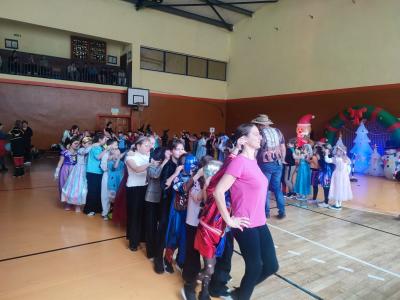 Zabawa dzieci przy muzyce