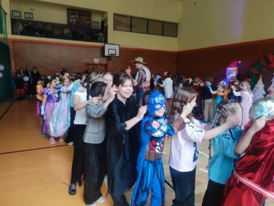 Zabawa dzieci przy muzyce