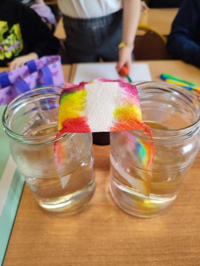 Eksperymenty z efektem wow - woda, barwniki, papier i eksplozje z piany