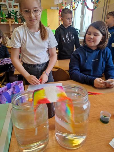 Eksperymenty z efektem wow - woda, barwniki, papier i eksplozje z piany