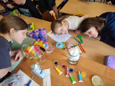 Eksperymenty z efektem wow - woda, barwniki, papier i eksplozje z piany