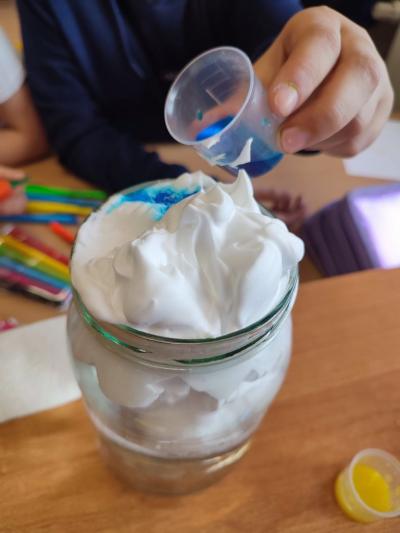 Eksperymenty z efektem wow - woda, barwniki, papier i eksplozje z piany