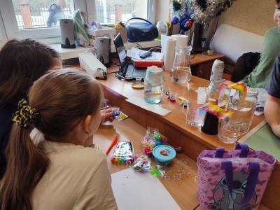 Eksperymenty z efektem wow - woda, barwniki, papier i eksplozje z piany