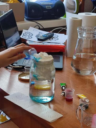 Eksperymenty z efektem wow - woda, barwniki, papier i eksplozje z piany